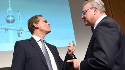 Sie reden nicht nur übereinander ("Henkel-CDU"), sondern auch miteinander. Müller (links) und Henkel am Montagmorgen.
