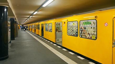 Eine Tunneldecke muss zwischen Senefelderplatz und Rosa-Luxemburg-Platz behoben werden, daher fährt die U2 nur unregelmäßig.