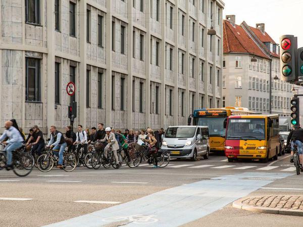 Kopenhagen und andere Städte in Dänemark haben nicht nur eine hervorragende Infrastruktur für Radfahrer, sondern auch eine in Jahrzehnten gewachsene Kultur des Respekts gegenüber Radfahrern im Verkehr. - Foto: Tony Webster (CC: BY-SA 2.0)