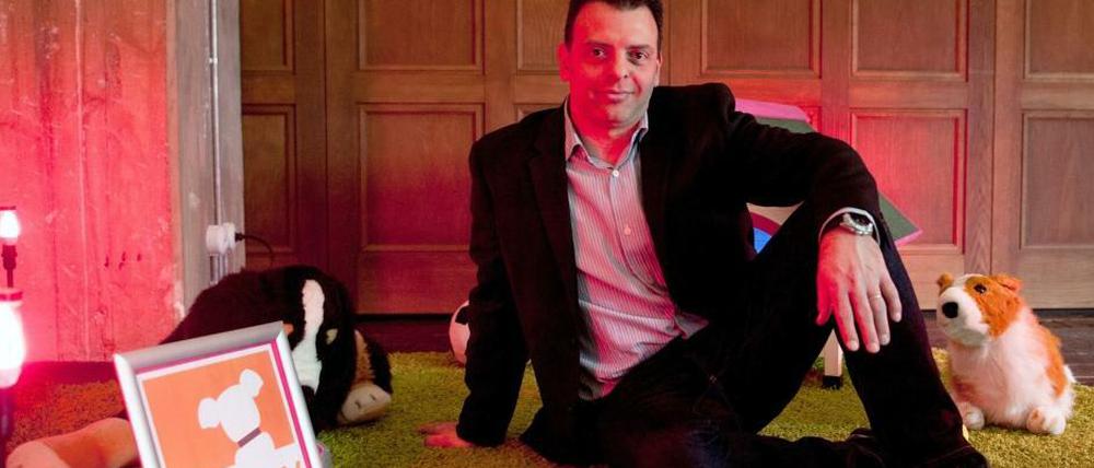 Herrchen- und Hundeversteher: Geschäftsführer Gilad Neumann posiert bei der Vorstellung von "Dog TV" mit Stofftieren in Berlin.