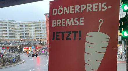 Der Slogan „Dönerpreisbremse jetzt“ auf einem Wahlplakat der SPD in Friedrichshain-Kreuzberg.