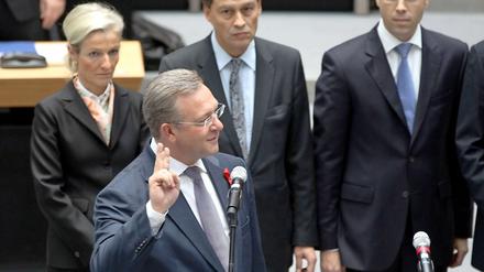 Die Vereidigung der Berliner Senatoren, noch mit dem damaligen Justizsenator Braun (im Hintergrund).