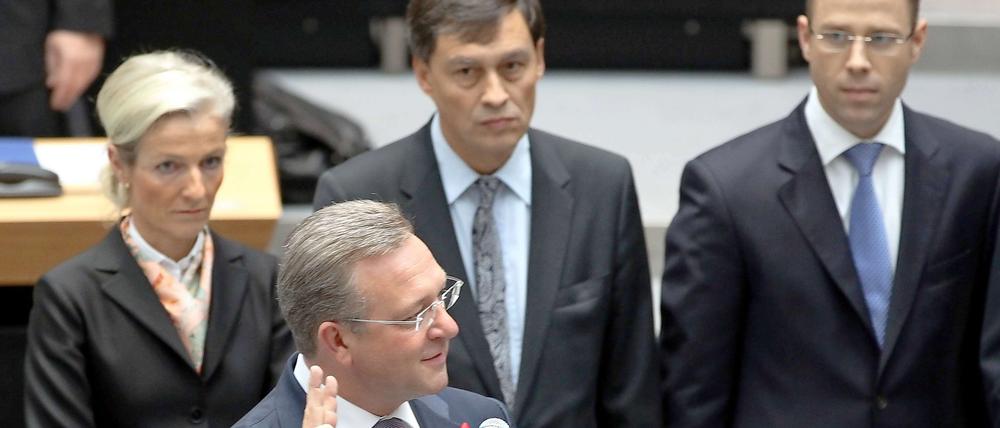 Die Vereidigung der Berliner Senatoren, noch mit dem damaligen Justizsenator Braun (im Hintergrund).