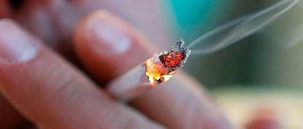 Rauchen kann Lungenkrebs verursachen - die Zahlen zu beidem nehmen ab.