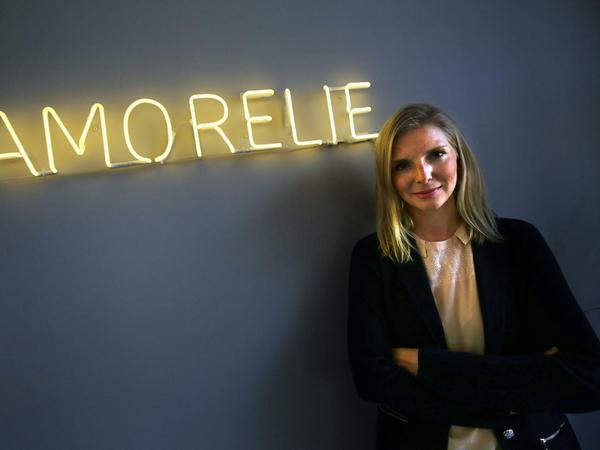 Die Gründerin der Firma Amorelie, Lea-Sophie Cramer, steht in einem Konferenzraum ihrer Firma in Berlin.