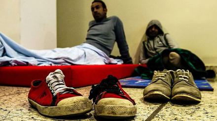Warten. Knapp 25 Flüchtlinge sitzen seit Donnerstag im DGB-Haus in Berlin-Schöneberg.