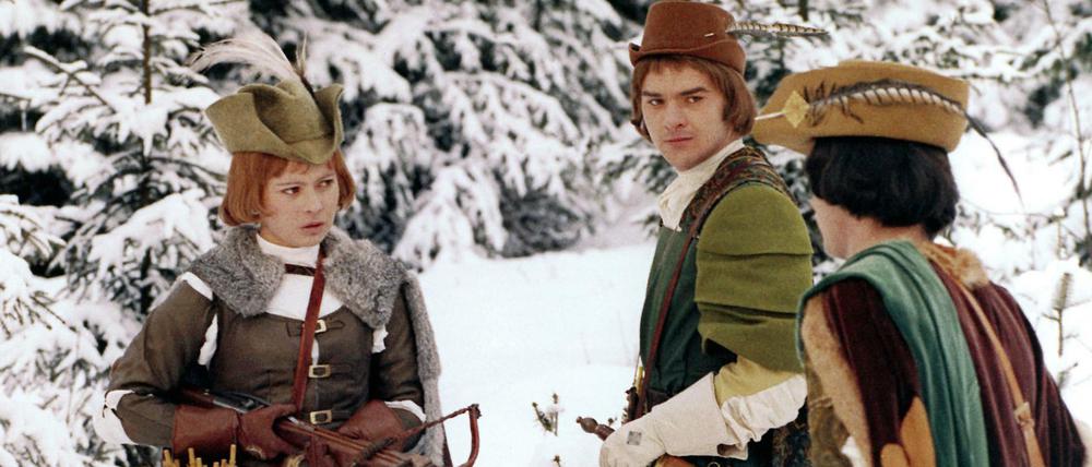 Als Jäger verkleidet, schießt Aschenbrödel (Libuse Safrankova) mit dem Prinzen (Pavel Travnicek, rechts) um die Wette. 