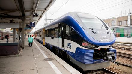 Der funktionstüchtige Triebwagen des Dreiländerzugs "Transeuropa Express Rübezahl" im Bahnhof Berlin-Lichtenberg.