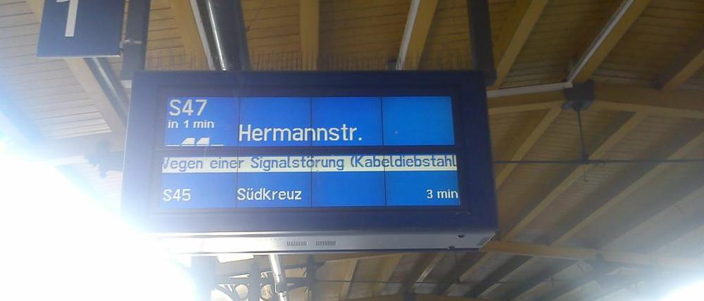 Diesmal wieder Kabeldiebstahl: Am Dienstagmorgen gab es wieder Verspätungen und Zugausfälle bei der Berliner S-Bahn. Vor allem der Osten Berlins war betroffen. Hier die entsprechende Mitteilung am Bahnhof Greifswalder Straße.