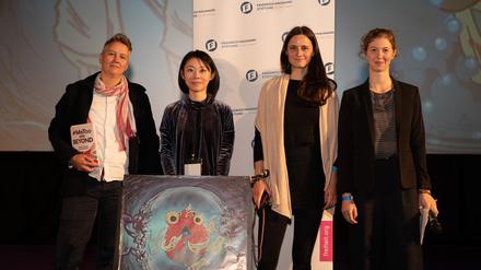 v.l.n.r. Skadi Loist, Jaye Lin, Catherine Lieser und Moderatorin Zoë van Doren vor dem Poster des diesjährigen Taiwan Film Festivals.