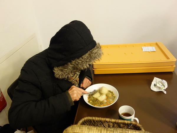Manche Besucher der Suppenküche legen beim Essen nicht mal die Jacke ab