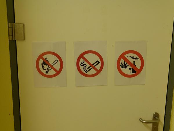 Drogen, einschließlich Alkohol und Zigaretten, sind in der Unterkunft selbst untersagt.