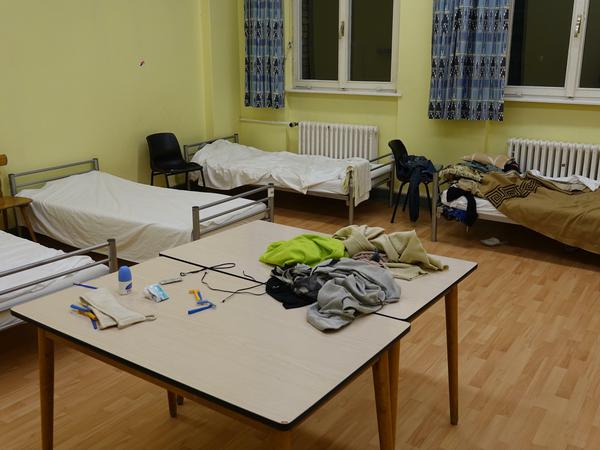 In der Notunterkunft für Obdachlose in Kreuzberg wird in Zimmern mit acht Betten übernachtet. 