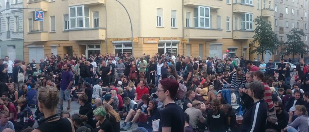 Der von der Polizei abgesperrte "Dorfplatz" in der Rigaer Str. Vor der "Bäckerei 2000" lauschen bis zu 250 Menschen der Musik. 