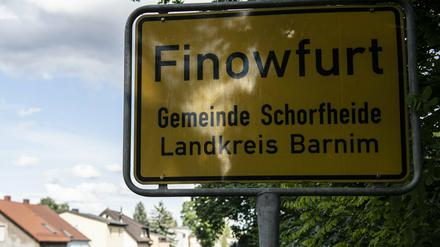 Blick auf das Ortseingangsschild von Finowfurt, einem Ortsteil der Gemeinde Schorfheide.