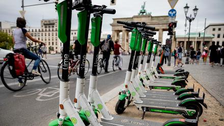 E-Tretroller stehen vor dem Brandenburger Tor am Rand der Straße des 17. Juni. In vielen Städten sorgen die E-Tretroller gerade für ziemliches Kopfzerbrechen.