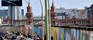Die East Side Gallery in Berlin zieht Touristen aus aller Welt an.