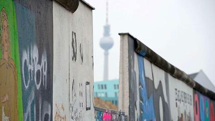 Lücke in der Mauer. Die Bezirks-SPD hat sich in der BVV für die Verhinderung von Neubauten am Mauerstreifen ausgesprochen.