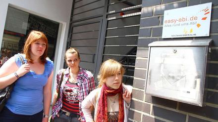 Bislang zählen die Behörden zehn Berliner und zwei Brandenburger Schulen mit insgesamt mehreren Tausend Schülern, die betroffen sein sollen. Auch Schülerinnen des Eckener-Gymnasiums fühlen sich betrogen. 