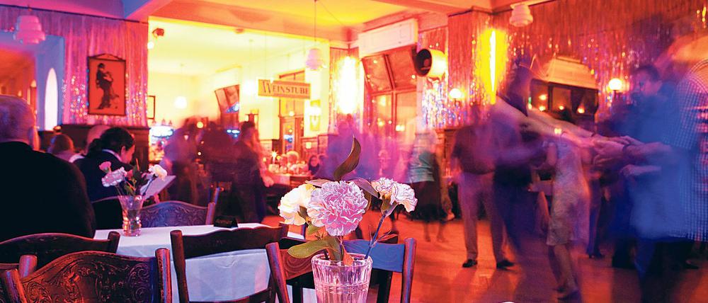 Tanzen Sie? Die Tanzabende in Clärchens Ballhaus sind über Berlins Grenzen hinweg legendär.