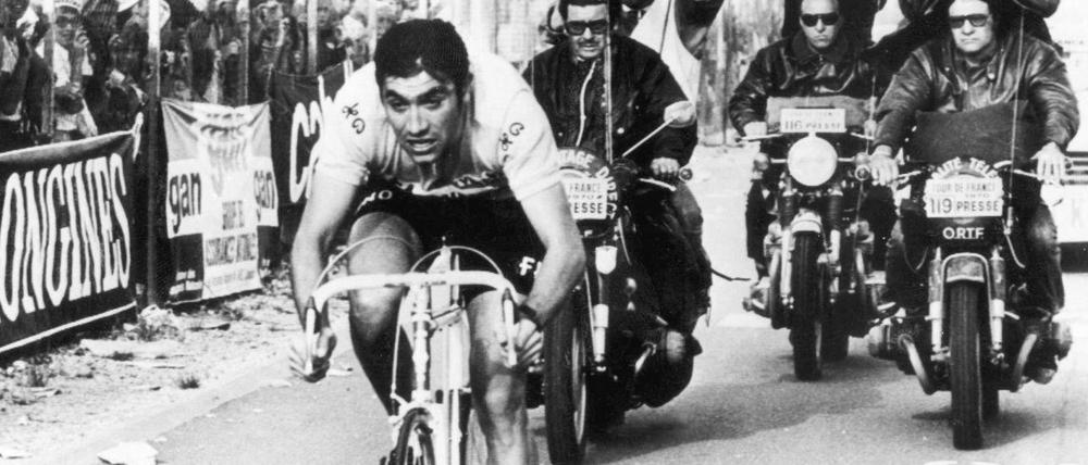 Der Radprofi Eddy Merckx (vorn) am 17.7.1970 bei der 57. Tour de France in Bordeaux. Auf der sechsten Etappe holte sich Merckx das Gelbe Trikot zurück und verteidigte es bis zum Ziel in Paris. Er gewann mit über 12 Minuten Vorsprung auf den Zweitplatzierten, den Niederländer Joop Zoetemelk.