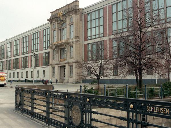 Was blieb. Der Balkon, von dem Karl Liebknecht angeblich die Republik ausrief, wurde ins DDR-Staatsratsgebäude integriert.
