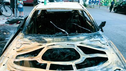 Ein ausgebranntes Auto in Kreuzberg. (Symbolbild)