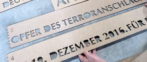 Schriftvorlagen des Mahnmales für die zwölf Opfer des Terroranschlages auf dem Weihnachtsmarkt an der Gedächtniskirche in Berlin