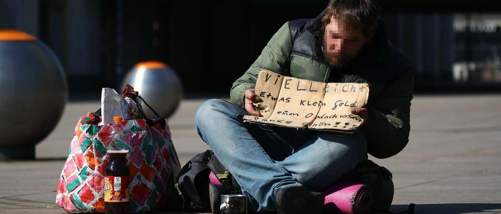 Allein. Ein Obdachloser am menschenleeren Alexanderplatz. 