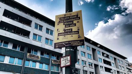 Ein Plakat für den Volksentscheid "Deutsche Wohnen und Co enteignen" vor einem Mietshaus in der Zossener Straße in Berlin-Kreuzberg.