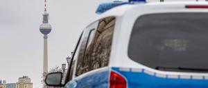 Ein Polizeiauto hat den Berliner Fernsehturm liebevoll im Blick.