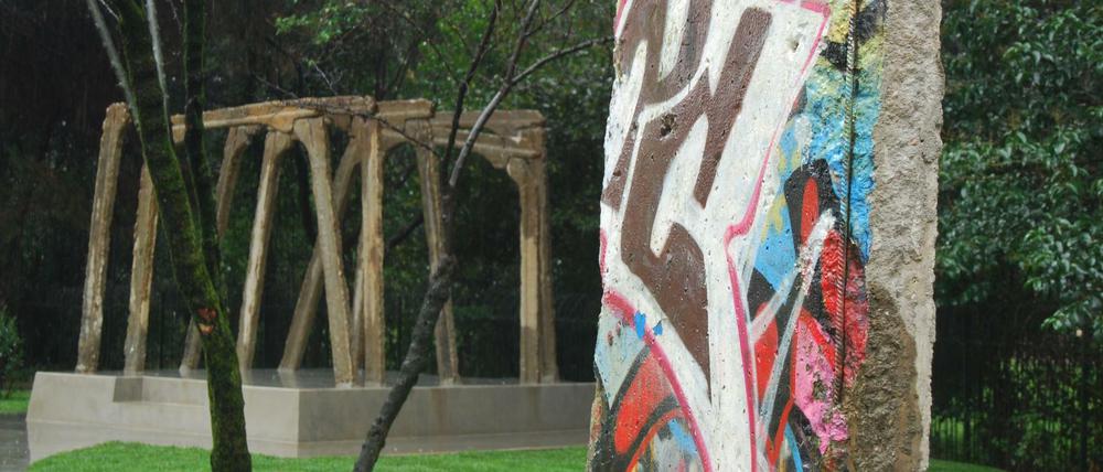 Ein Segment der Berliner Mauer ist seit 2013 Bestandteil des Mahnmalkomplexes "Post-Bloc" in Tirana, Albanien.