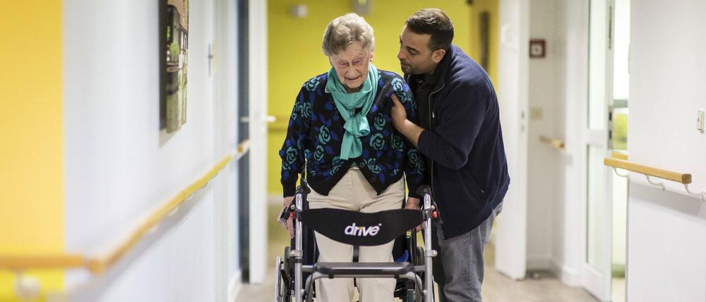 Fachkräfte in der Alterspflege sind gefragt. Die Zahl der Berliner, die auf Hilfe angewiesen sind, steigt weiter.