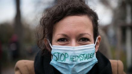 Mit Mundschutz. Eine Demonstrantin bei einer Protestkundgebung gegen Heimstaden. 