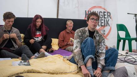 Sechs der sieben jungen Aktivisten, die in den Hungerstreik getreten waren, haben mittlerweile aus körperlichen und psychischen Grünen aufgegeben.