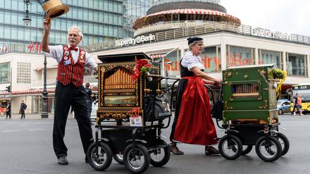Eine Parade von Drehorgelspielern aus 10 Nationen präsentiert sich an diesem Wochenende in Berlin.