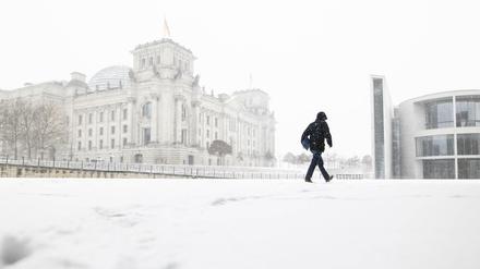 Eingeschneit: Reichstagsgebäude und Paul-Löbe-Haus in Berlin am Montag.