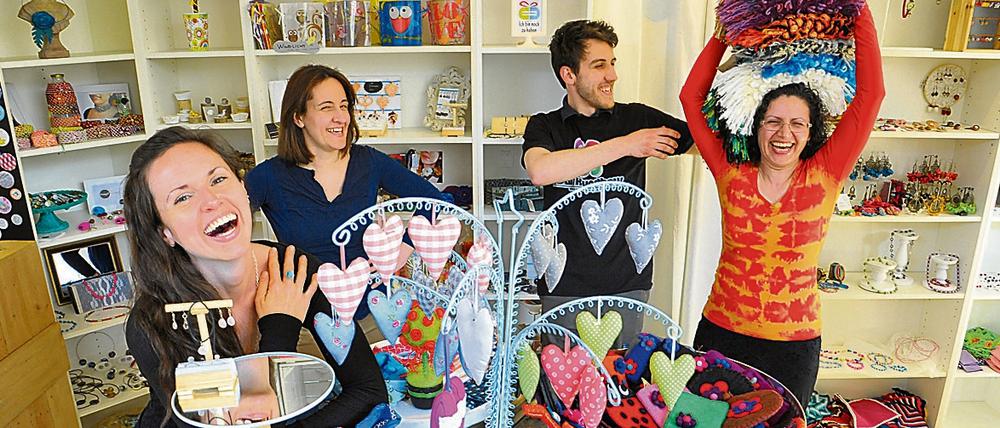 Dianna Leifeld (links) mietet ein Fach im Laden von Gemma Macias (2.v.l.) und verkauft so ihre Ketten. Albena häkelt Kissenbezüge (r.). Pecho macht Möbel aus Paletten. 