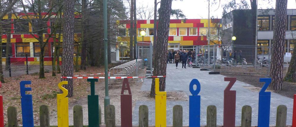 In Sicherheit. Zumindest vorerst. Die Pestalozzi-Schule am Hartmannsweilerweg in Zehlendorf darf jetzt doch erstmal wieder Schüler aufnehmen.
