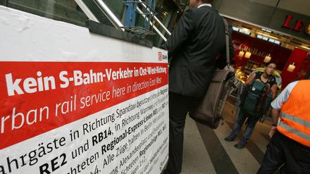 „Hier kein S-Bahn-Verkehr in Ost-West-Richtung“ – vom 20. Juli 2009 an galt bei der Berliner S-Bahn ein Notfall-Fahrplan. 