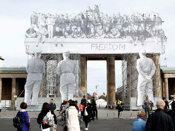 Das Kunstwerk von JR am Brandenburger Tor zum Tag der Deutschen Einheit ist fertig.