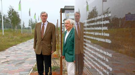 Christian-Peter Prinz zu Waldeck (li.) und Harry Hartig vor dem Kommandantenturm der alten Grenzübergangsstelle Drewitz.