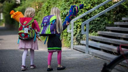 Zwei Mädchen auf dem Weg zur Einschulungsfeier.