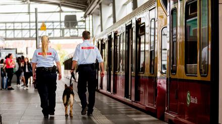 Seit Mittwoch sind am Bahnhof Ostkreuz Sicherheitskräfte Tag und Nacht vor Ort, begleitet und unterstützt von Schutzhunden.