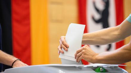 Einwurf der Stimmzettel in eine Wahlurne in Berlin am 26. September 2021. 