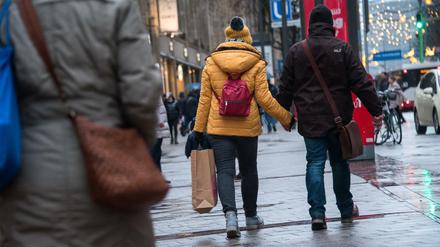 Passanten mit Einkaufstüten gehen am verkaufsoffenen Sonntag durch die Innenstadt. (Symbolbild) Foto: Daniel Bockwoldt/dpa 
