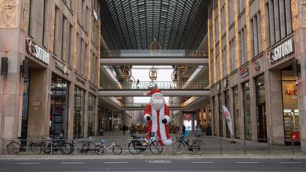 Santa Claus steht eher einsam vor dem Einkaufszentrum "Mall of Berlin" am Leipziger Platz: Grund sind Verbraucher-Frust und strenge Auflagen für den Einzelhandel, die den Shopping-Spaß dämpfen.
