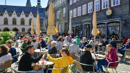 Gut besucht: In einem Eiscafé in Goslar, Niedersachsen, sitzen Menschen in der Sonne. 
