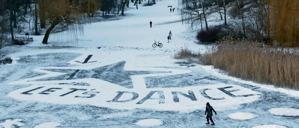 Glatt könnte es am Samstagnachmittag nicht nur auf dem zugefrorenen Teich im Volkspark Wilmersdorf werden, wo Fans eine Hommage an den verstorbenen Sänger David Bowie hinterlassen haben. 