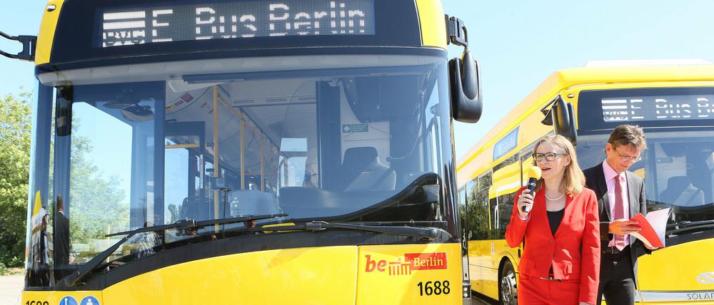 Die Vorstandsvorsitzende der Berliner Verkehrsbetriebe BVG, Evelyn Nikutta, steht vor einem der neuen Elektrobusse der BVG.